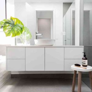 Mueble bajo de baño con puerta
